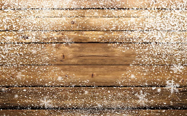 Деревянный фон со снежинками и снегом — стоковое фото