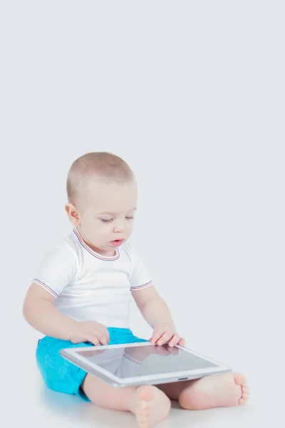 Één jaar oude baby te bladeren op Tablet PC — Stockfoto