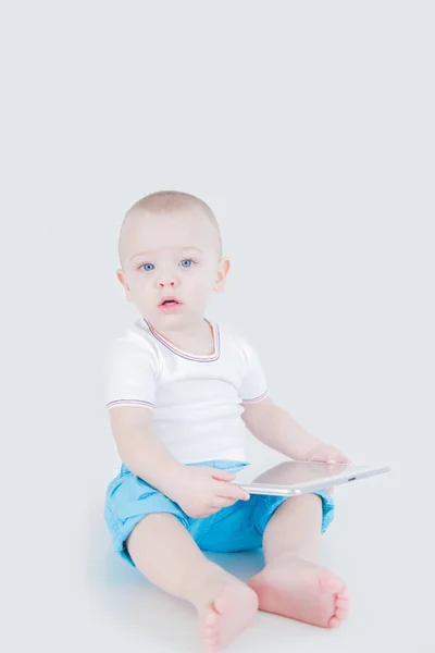 Bambino di un anno con compressa in mano — Foto Stock