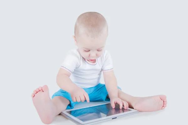 Bébé d'un an intéressé par la tablette — Photo