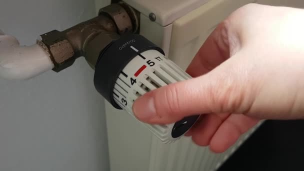 Termostato del radiatore. diminuire la temperatura — Video Stock
