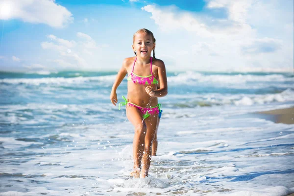 Fem år gammal flicka kör till havet — Stockfoto