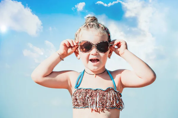 Três anos de idade menina com óculos de sol — Fotografia de Stock