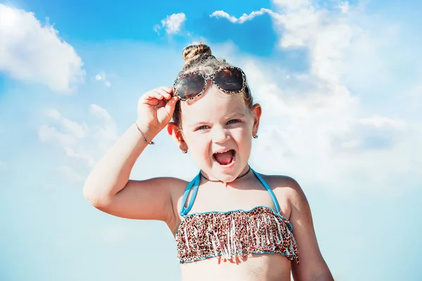 Menina feliz com óculos de sol — Fotografia de Stock