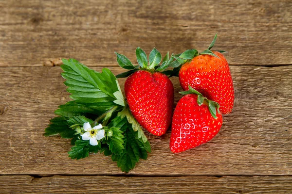 Strawberries on the wood — Stock Photo, Image