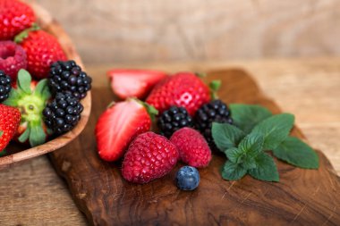 Ahşap kesme tahtası üzerinde çilek