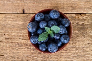 ahşap arka plan üzerinde yaban mersini 