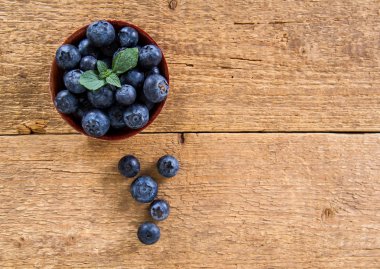 ahşap arka plan üzerinde yaban mersini 