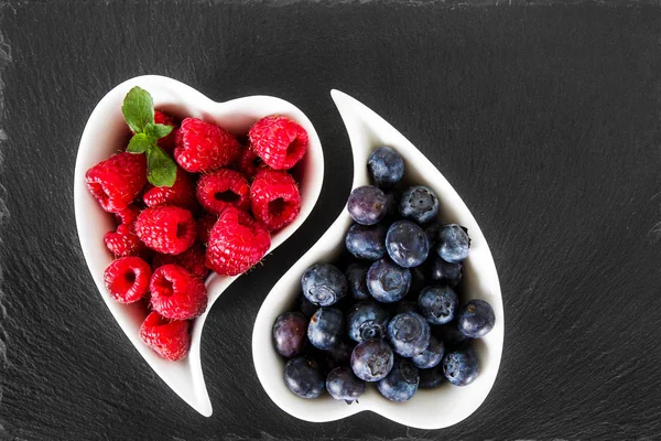 Blueberries and raspberries in the white dish — Stock Photo, Image