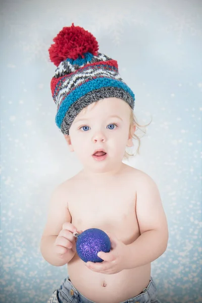 一岁婴儿与圣诞树球 — 图库照片