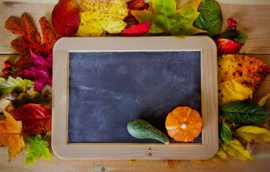 tahta masada sonbahar yaprakları ile 