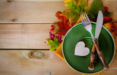 çatal üzerinde çanak ile sonbahar yaprakları 