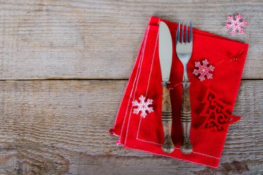 çatal bıçak takımı kırmızı gelmedi