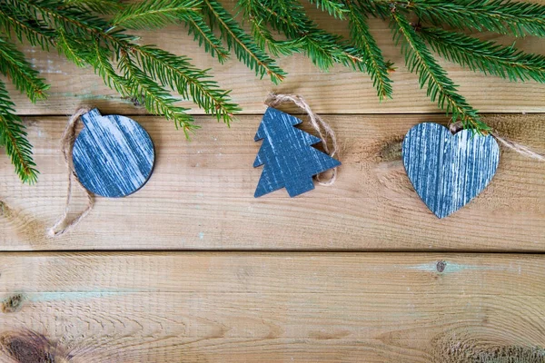 Rama de abeto con figuras de madera de Navidad — Foto de Stock