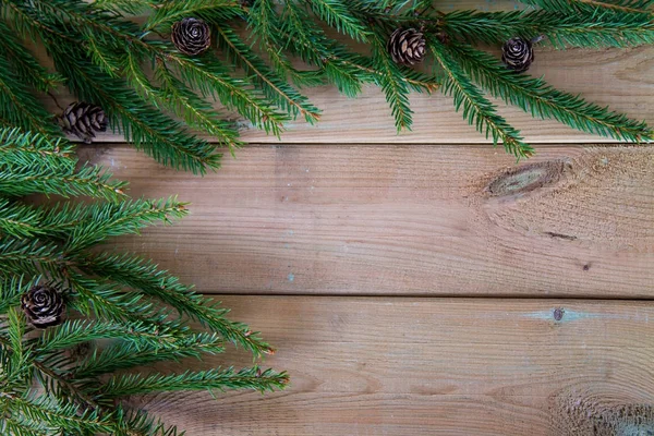 Rama de abeto sobre fondo de madera — Foto de Stock