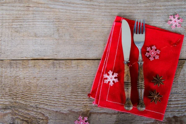 红餐巾上的餐具 — 图库照片