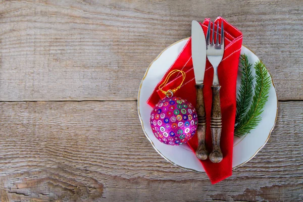 Блюдо с столовыми приборами на Новый год — стоковое фото