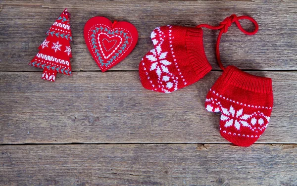 Gants d'hiver avec décorations de Noël sur table en bois — Photo