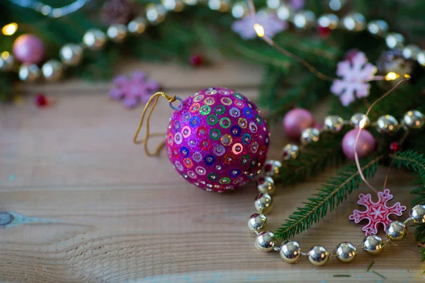 Fond de Noël avec boule de sapin de Noël — Photo