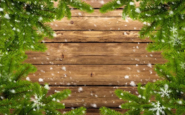 Рама еловых ветвей и снежинки — стоковое фото