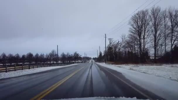 Kırsal Kırsal Yol Kışın Karlı Gün Bulutlu Bulutlu Ağaçlarda Kar — Stok video