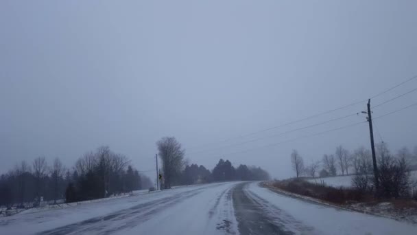 Rijden Uphill Rond Road Bend Tijdens Winter Sneeuwstorm Dag Bestuurderspunt — Stockvideo