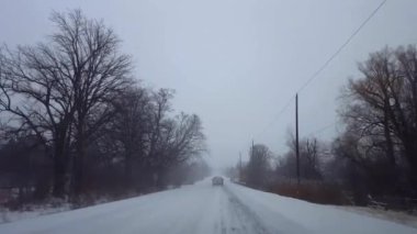 * Daha Parlak Versiyon * Kar Fırtınası Gibi Kırsal Yol 'da Aracın Arkasında Sürüş. Gündüz Kırsal Yol 'a Kar yağarken Kamyon Trafiğinin Arkası Sürücü Noktası.