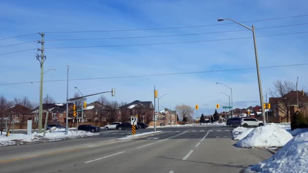 Auto Rijden Busy Street Bij City Light Intersection Winter Voertuigen — Stockvideo