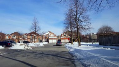 Trafik levhası şehir kavşağına yaklaşıyor ve sola dönüyor. Kış mevsiminde kar ile Urban Road 'a doğru sürüp sola dönen araç.