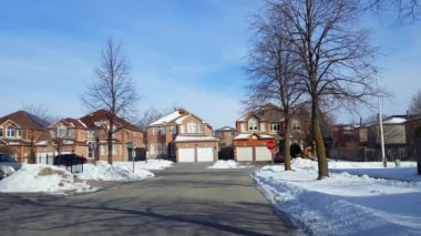 Sabırsız Sürücü Kış 'ta Residential Road' da Rolling Stop ile Dur Tabelasını geçiyor. Araç Sabırsızlığı Yasadışı Trafik Kararına Yol Açtı.