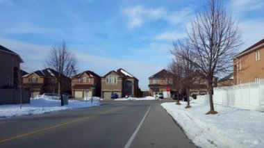 Araba Sürme, Yürüyen İnsanlar ve Yerleşim Evlerinin Üzerinde Uçan Uçak. Şehir Durağı Kavşağı 'nda Duran ve Giden Araçlar, İnsanlar Kaldırımda Yürüyor, Kış' ta Uçan Uçaklar.