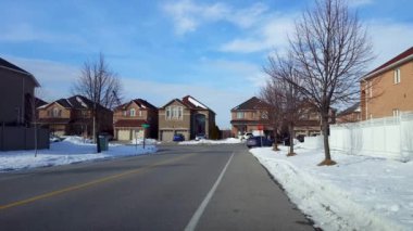 Kış mevsiminde varoşlarda, City Stop tabelası kavşağında araba sürüyor. Taşıyıcı Trafik ve Karla Şehir Yolunda Seyahat Eden Araçlar.