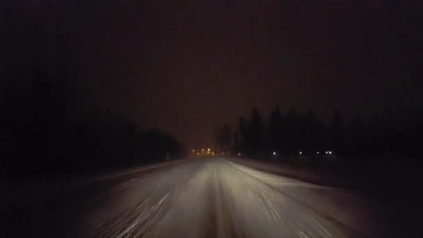 Körning Närmar Sig City Traffic Lights Medan Snöar Landsvägen Natten — Stockvideo