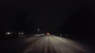 Sürücü, gece kırsal yolda kar yağarken trafik kazasına yaklaşıyor. Sürücü bakış açısı POV Kış boyunca Kaygan ve Tehlikeli Kar Sokağında Araç Çarpışmasına Gidiyor.