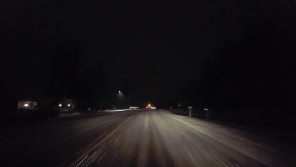 Sjåfør Nærmer Seg Trafikkulykke Mens Hun Snør Landsbygda Natten Lokomotivførerens – stockvideo