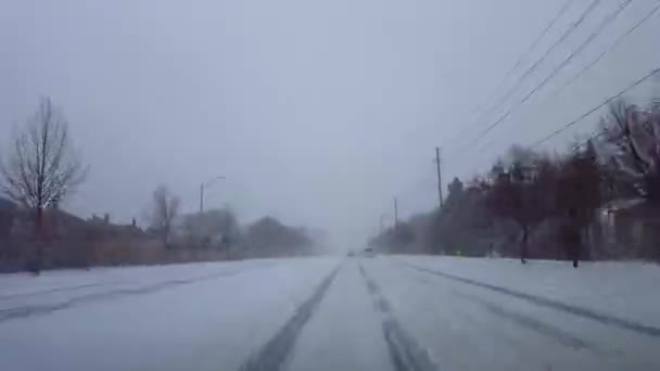 겨울에는 주거용 도로를 운전하는 지역의 움직임 일어난다 교외에 건물들의 Pov — 비디오