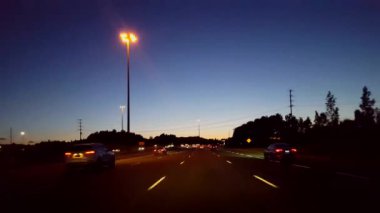 * Tersine Hareket * Akşam Vakti Şehir Otobanı. Sürücü bakış açısı Pov Şehirlerarası Şehir Arkası Gece. Otoyol ya da Otoyol ya da Turnpike ya da Otoyol.