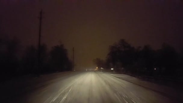 Reverse Motion Οδηγώντας Στο Snow Blizzard Στο Rural Road Νύχτα — Αρχείο Βίντεο