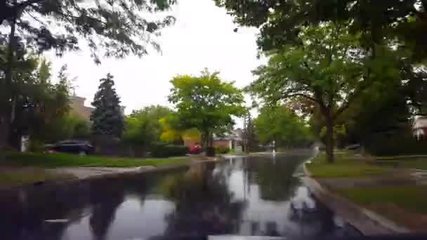 在背风中驾驶城市郊区街 雨中的城郊住宅道路司机的观点 — 图库视频影像