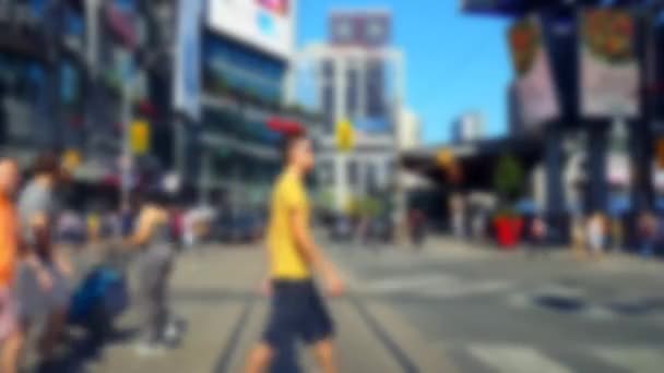 Reverse Motion Pedestrians Crossing Downtown City Street Blur Effect Backward — Video Stock
