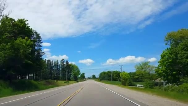 在阳光明媚的夏日背向后的时光里驾驶乡村乡村车 司机观点Pov沿着美丽的阳光乡村路高速行驶 — 图库视频影像