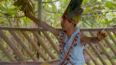 Yerli Yaşlı Adam Şamanik Ayin Yapıyor