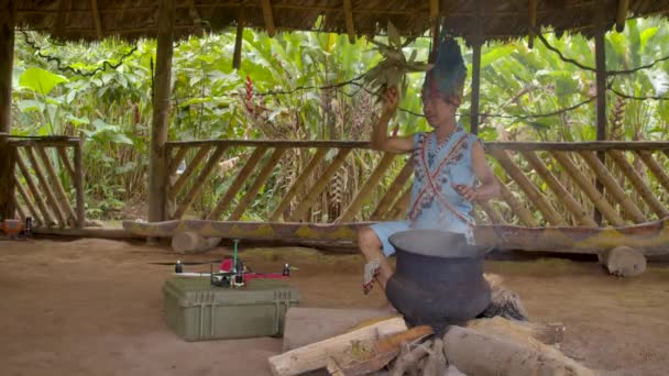 Oude inheemse sjamaan voert een traditioneel magisch ritueel uit — Stockvideo