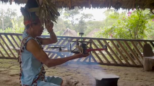 Chamán Indígena realiza un ritual mágico tradicional — Vídeos de Stock