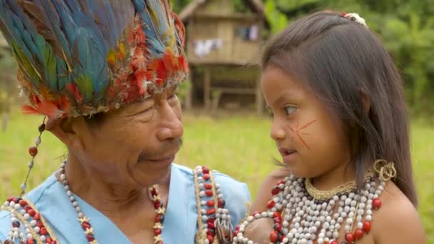 Porträtt av en ursprungsbefolkning- Gamle man håller en liten flicka i sina armar — Stockvideo
