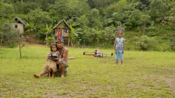 Familia indígena aprende a usar un dron — Vídeo de stock