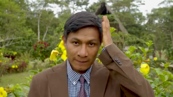Retrato de un hombre indígena poniéndose un sombrero tradicional — Vídeo de stock