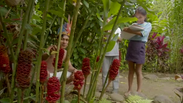 Yerli Öğretmen Egzotik Çiçekleri Gösteriyor — Stok video