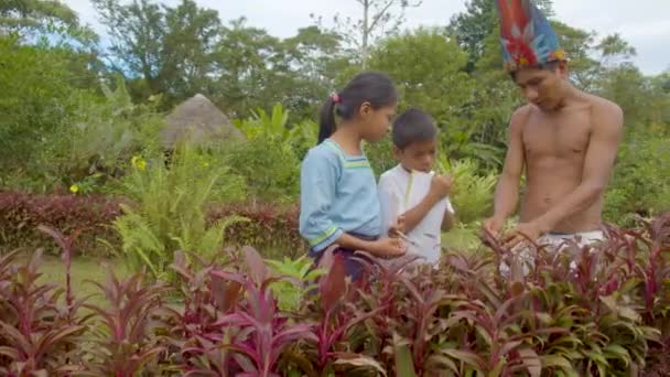 Insegnante indigeno condivide la conoscenza tradizionale con i suoi studenti — Video Stock
