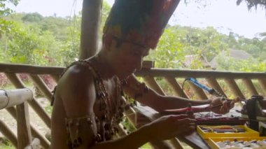 Genç Yerli Adam kendi insansız hava aracına kablolar bağlıyor.